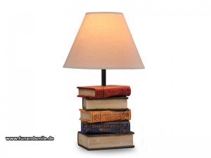 Tischlampe als Bücherstapel