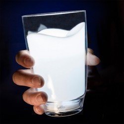 Ein leuchtendes Glas Milch