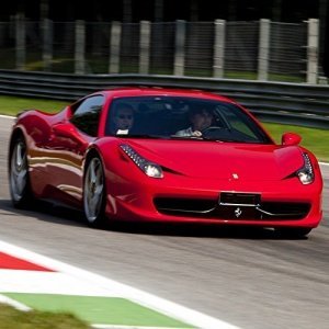 Ferrari 458 Italia fahren auf der Rennstrecke in Monza