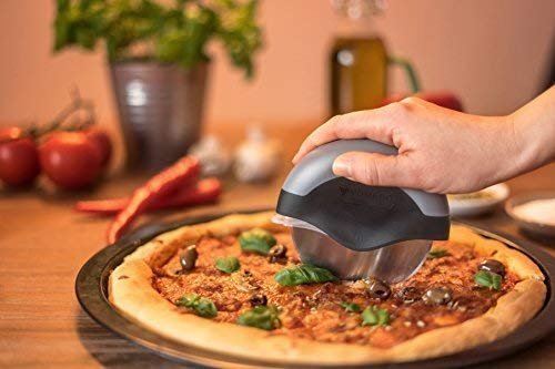Premico Pizzaschneider | hochwertiger Edelstahl Pizzaroller mit integriertem Klingenschutz | ergonom
