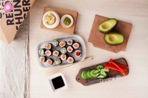 Reishunger Sushi Box für 4 Personen - inklusive Reis, Stäbchen, Matte u.v.m., 1er Pack (1 x 600 g)