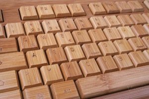 Kabellose Tastatur und Maus aus Bambus