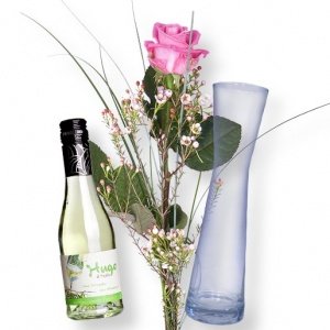 1 pinkfarbene Rose mit Vase und Hugo