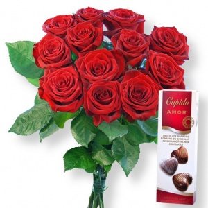 12 rote Rosen und Pralinen-Herzen
