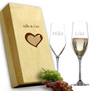 2 Champagnergläser in individueller Holz