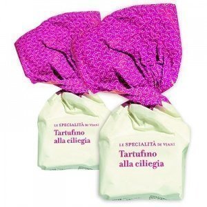 2 Mini-Trüffelpralinen mit kleinen Kirsc