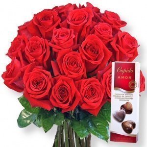 20 rote Rosen und Pralinen-Herzen