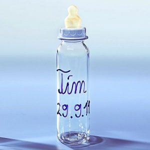 Babyflasche mit Namen in blauer Glasschr