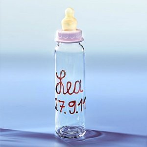 Babyflasche mit Namen in roter Glasschri