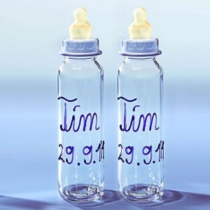 Babyflaschen mit Namen in blauer Glassch
