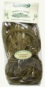 Bandnudeln mit Basilikum und Knoblauch, 