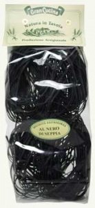 Bandnudeln mit Tintenfischtinte ("nero d