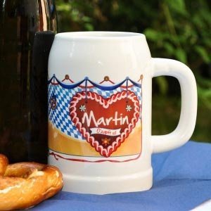 Bierkrug mit Oktoberfestmotiv und Name auf Herz