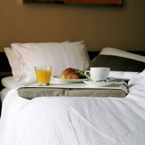 Bosign LAP TRAY Kissentablett weiß-braun