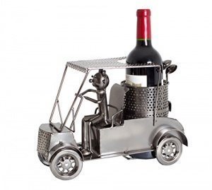 Flaschenhalter Golfer in einem Golfcar