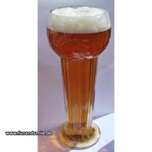 Das Bierglas als großer Fußballpokal