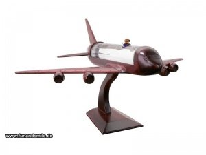 Das dekorative Flugzeug mit Grappa im Ta