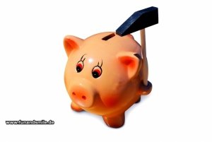 Das rosa Sparschwein mit Schlachthammer