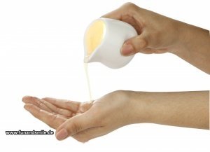 Die 2in1 Lotus Duftkerze mit Massageöl