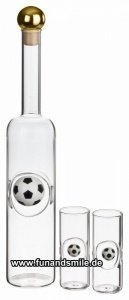 Die Fußball Glasflasche inkl. 2 Gläser für Wein und mehr