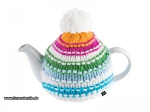 Die Teekanne mit bunter Häkelmütze