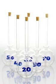 Edelglasflaschen mit Zahlen