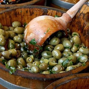 Eingelegte grüne Oliven mit Stein