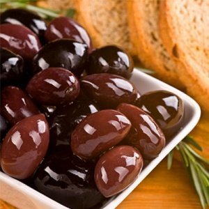 Eingelegte schwarze Oliven mit Stein