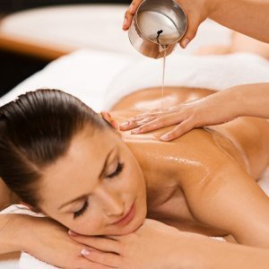 Entspannende Massagekerze und Gesichtsbe