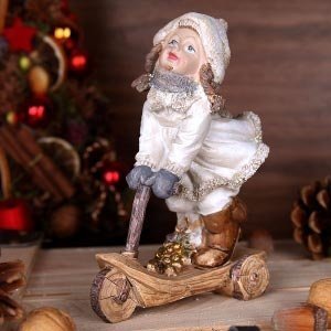 Figur *Wintermädchen auf Roller* 16cm