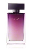 for her délicate von Narciso Rodriguez -