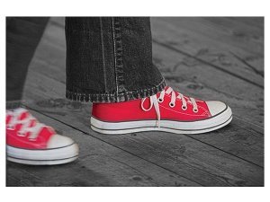 Fußmatte rote Turnschuhe