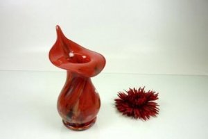 Glashütten Vase mit Spitzrand rot 20cm