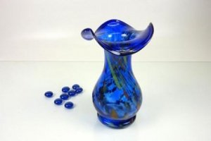 Glashütten Vase mit Wellenrand blau 17cm