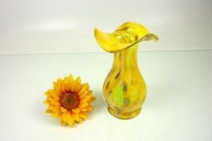 Glashütten Vase mit Wellenrand gelb 17cm