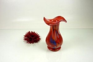 Glashütten Vase mit Wellenrand rot 17cm