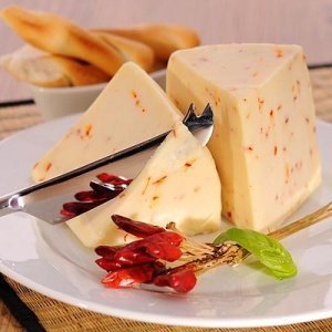 Gloria Pecorino novella con peperoncino 