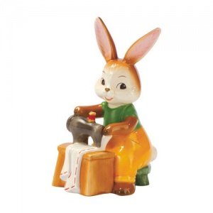 Goebel Frühjahrsputz Häschen beim Nähen 
