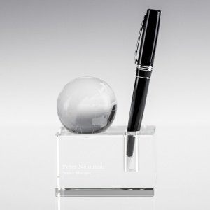 Gravierter Stifthalter aus Glas mit Glob