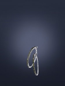 Grazile Weißgoldcreolen, mit grünen Diam