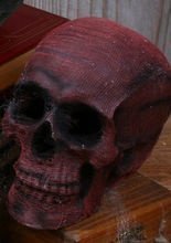 Halloween Deko Totenschädel rot Schrumpf
