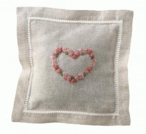 Handgesticktes Lavendelkissen \"

Herz