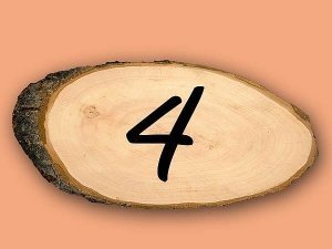 Hausnummer aus Holz in ovaler Form