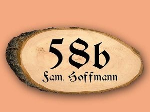 Hausnummer aus Holz mit Familiennamen in