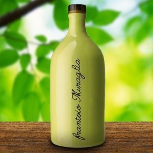 handgetöpferter Keramikkrug mit Olivenöl