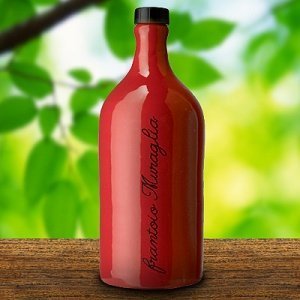 handgetöpferter Keramikkrug mit Olivenöl