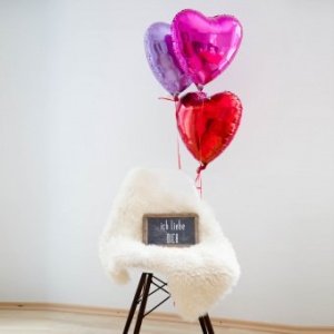 Heliumbefüllte Herzballons im Karto