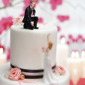 Hochzeitsfigur Bräutigam reicht die Hand