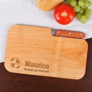 Holzbrett mit Messer und graviertem Fu&#