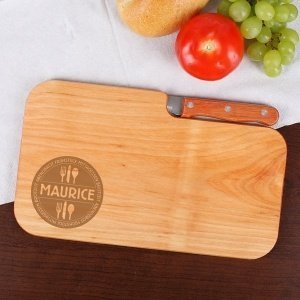 Holzbrett mit integriertem Messer und gr